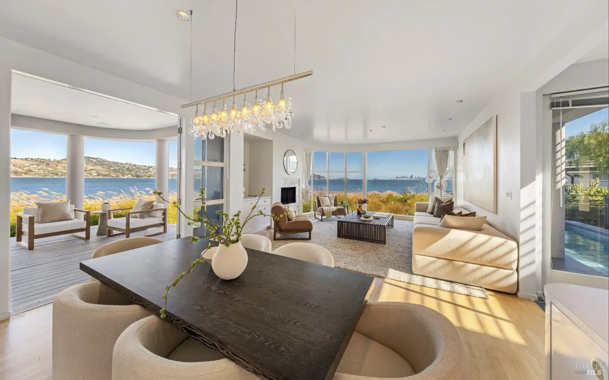 Contemporary Residence With Sweeping Views Across The Bay – image 8
